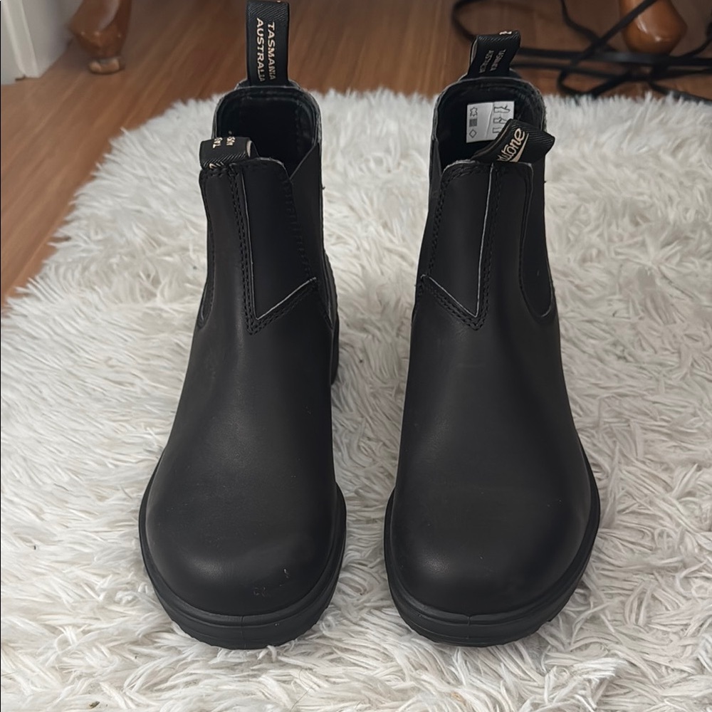 Black Blundstone Chelsea Boots